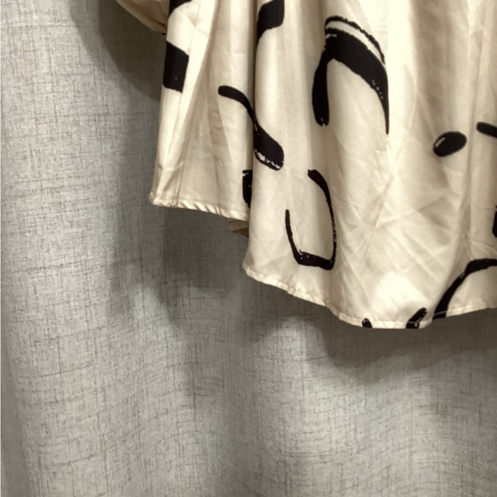 Elegant Cream and Black Women's Top - Picture 4 of 8